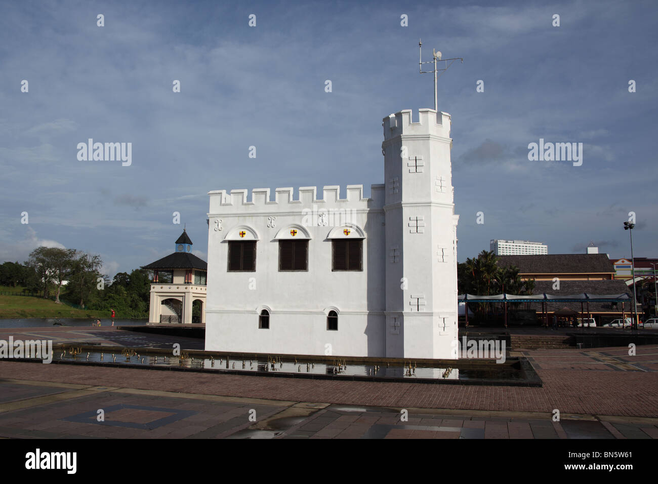 Kuching Waterfront mit dem alten Gerichtsgebäude Gebäude und Beobachtung-Turm Stockfoto