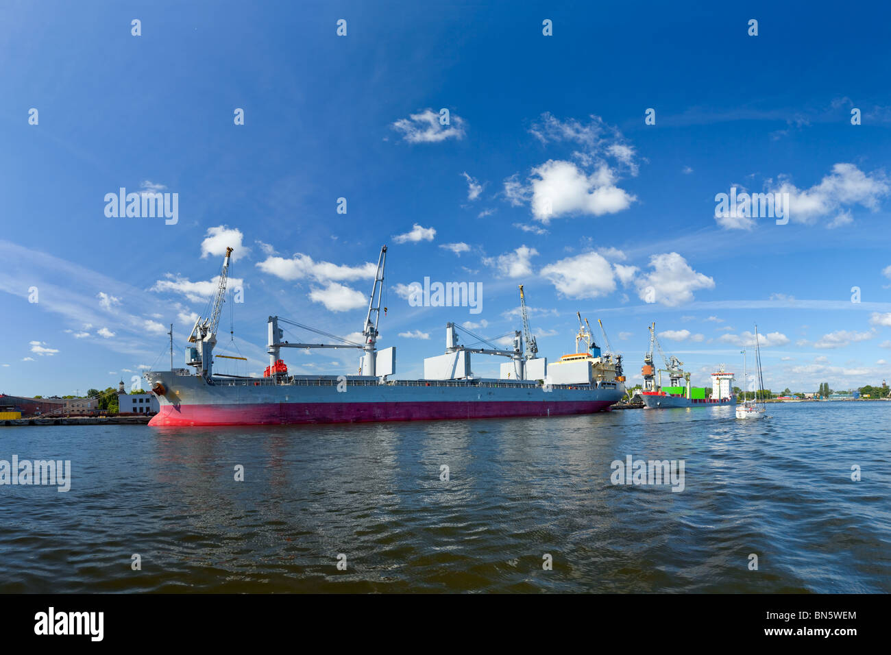 Frachtschiffe am Liegeplatz unter Beladung. Stockfoto