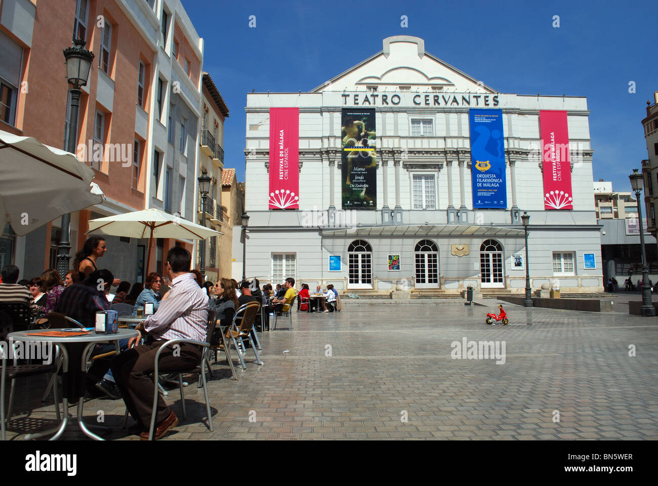 Cervantes Theater (Teatro) und Straßencafé, Malaga, Costa Del Sol, Provinz Malaga, Andalusien, Südspanien, Westeuropa. Stockfoto