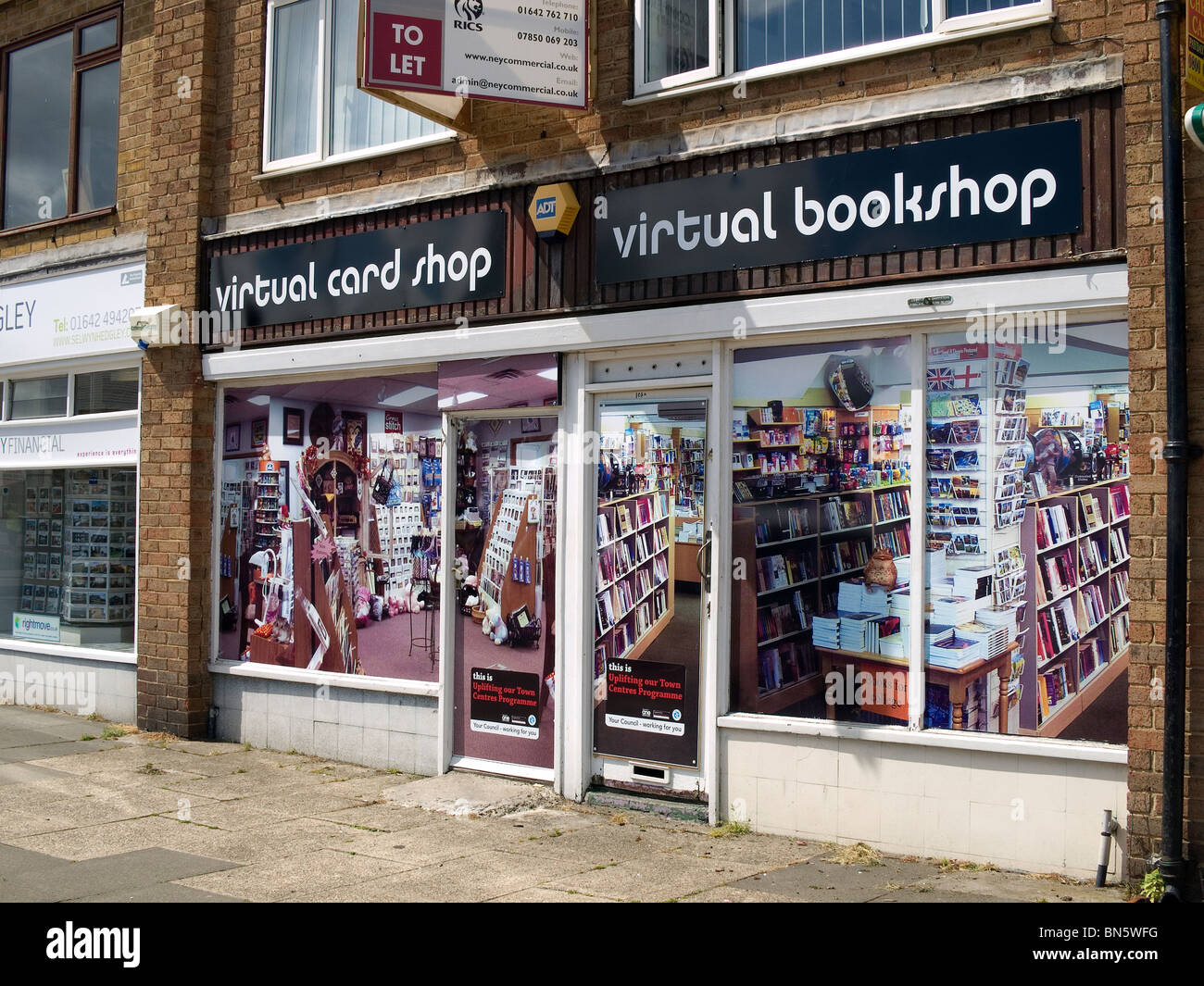 Leere Läden eingerichtet vom Gemeinderat mit großen Fotos, um ihnen einen so genannten "virtuellen Shop" attraktiver machen Stockfoto