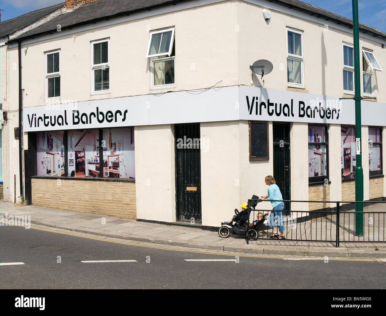 Einen leeren Shop eingerichtet vom Gemeinderat mit großen Fotos, um es attraktiver machen, einen so genannten "virtuellen Shop" Stockfoto