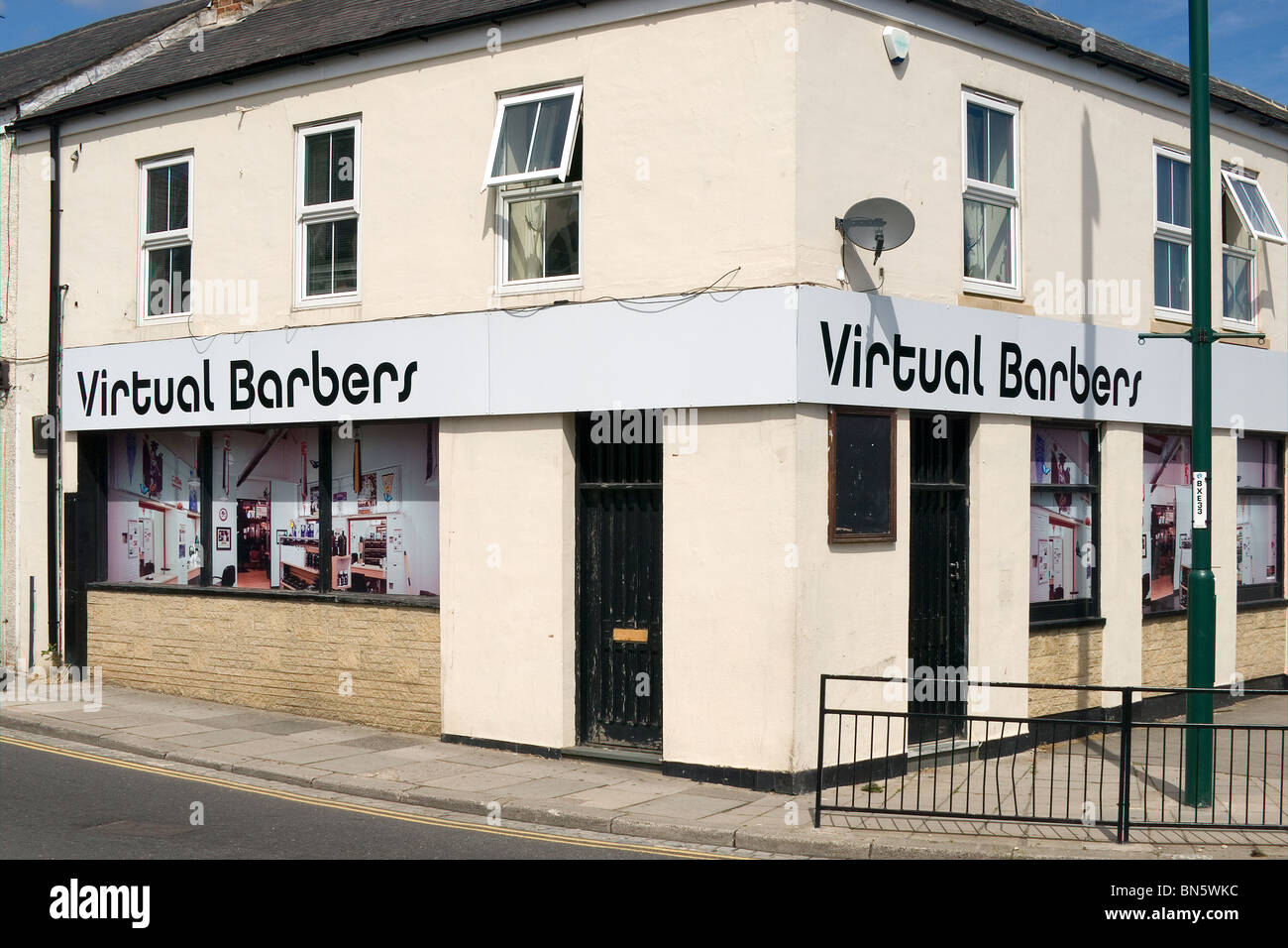 Einen leeren Shop eingerichtet vom Gemeinderat mit großen Fotos, um es attraktiver machen, einen so genannten "virtuellen Shop" Stockfoto