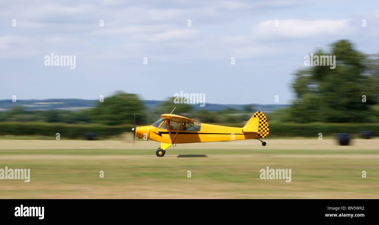 1959 Piper L - 18C Super Cub Leichtflugzeugen, abheben von einem Flugplatz in Kent, UK. Stockfoto