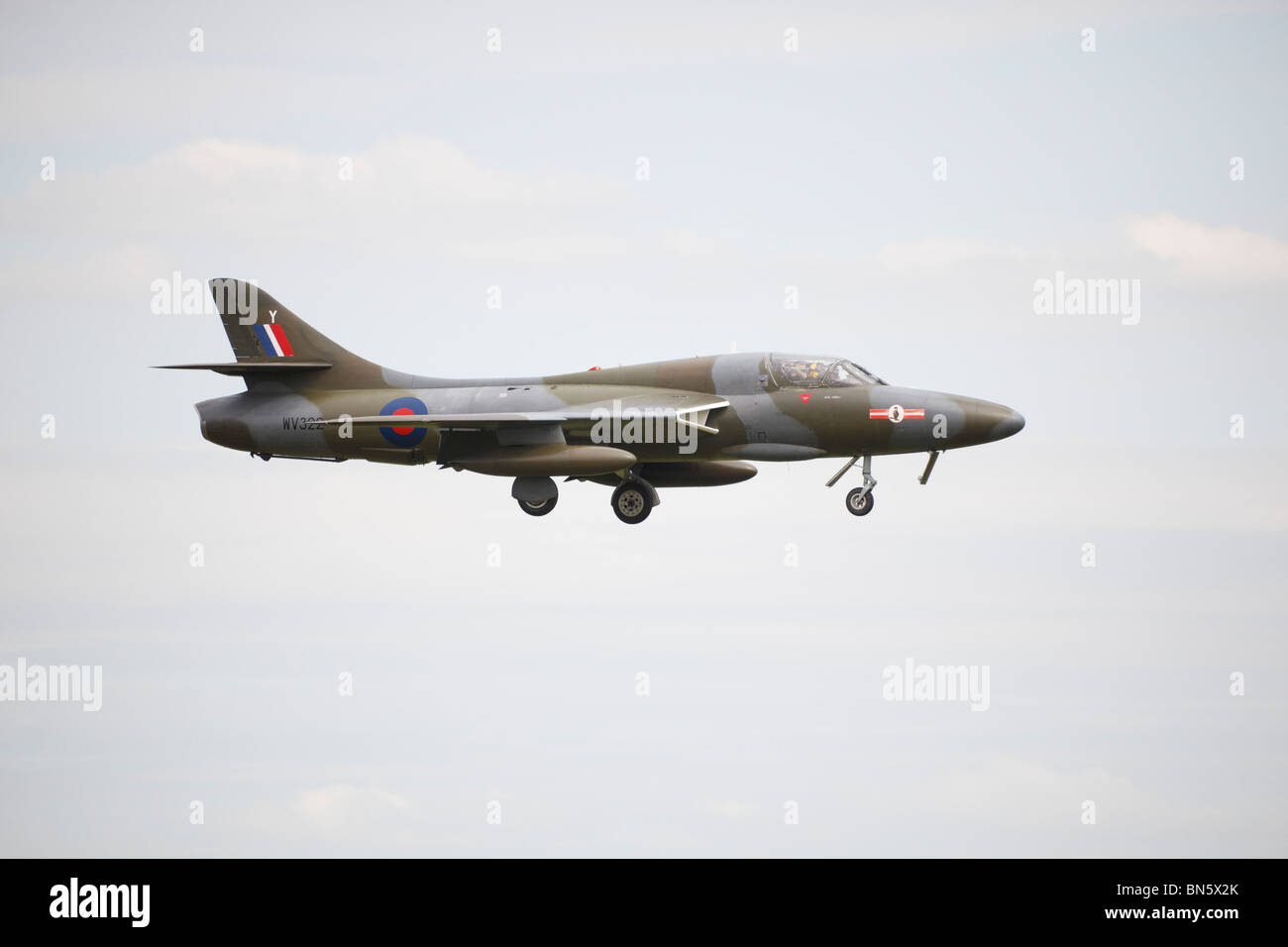 Royal Air Force Hawker Hunter WV322 beim Anflug auf die RAF Waddington International Airshow - Ankunft am 2. Juli 2010 Stockfoto