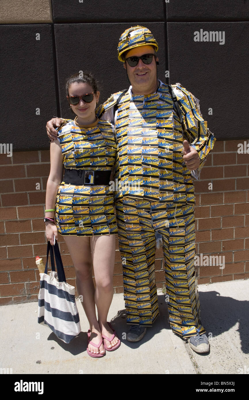 2010: Menschen in allen Formen und Größen helfen, um Sommer offiziell auf Coney Island zu öffnen, indem in der jährlichen Mermaid Parade marschieren. Stockfoto