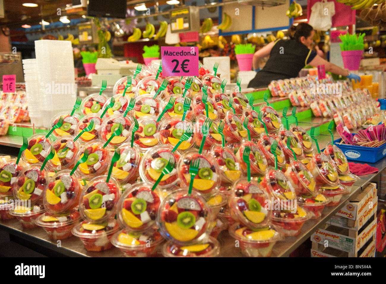 Frisches Obst-Shop auf dem Markt La Boqueria in Las Ramblas von Barcelona, Spanien. Stockfoto