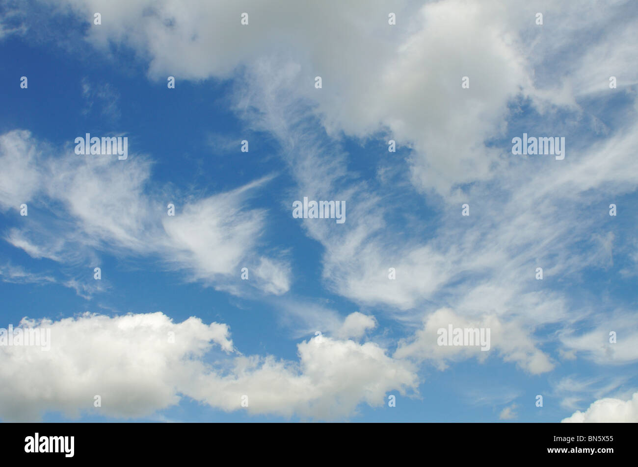 Sonnigen blauen Himmel mit Wolken. Stockfoto