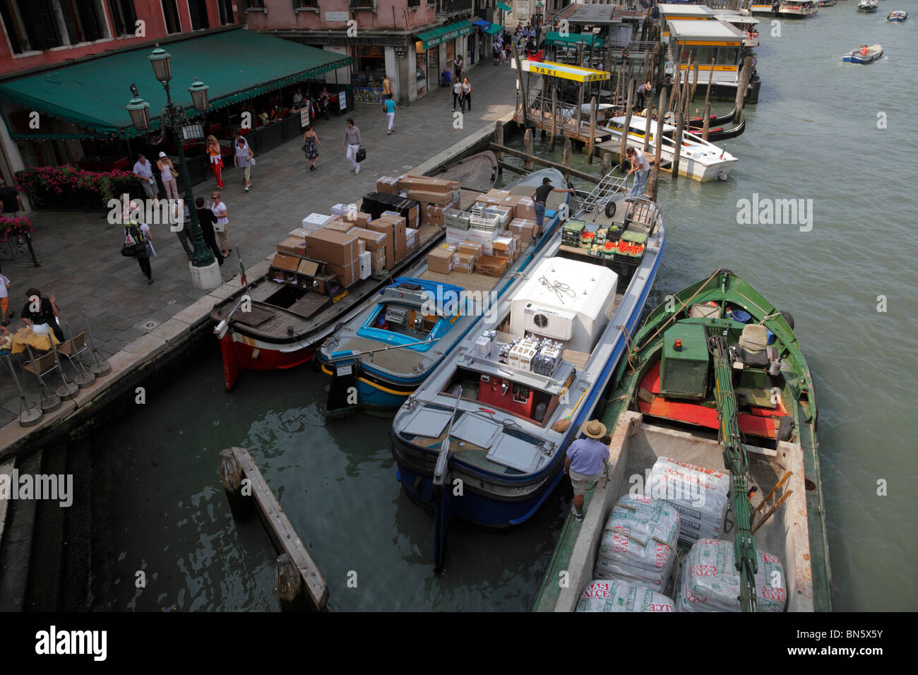 Lastkähne, die Lieferung von waren auf dem Canale Grande von der Rialto Brücke Venedig Italien Stockfoto