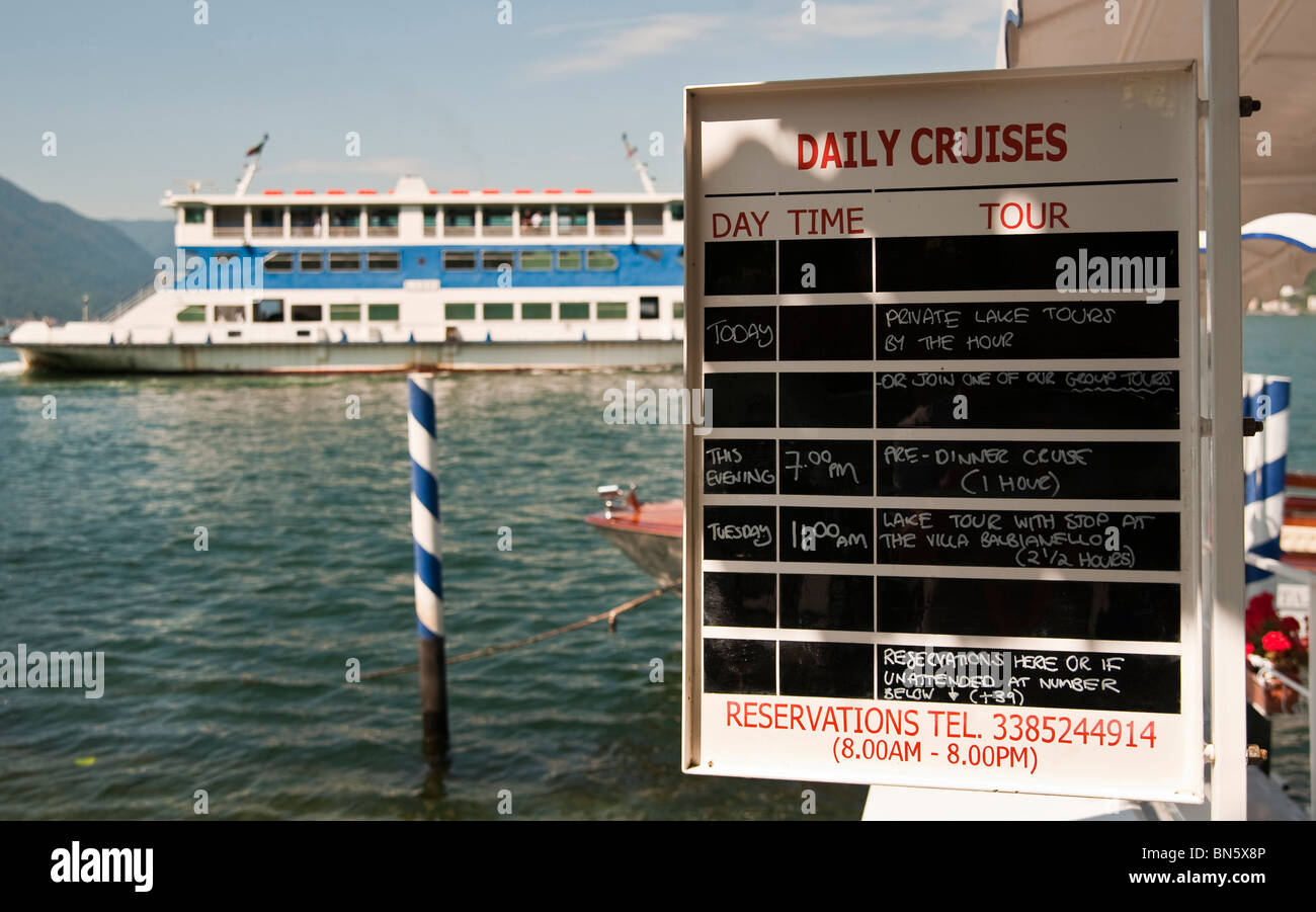 Eine Kreuzfahrt-Fahrplan auf einer Tafel im Bellagio, Comer See, Italien Stockfoto
