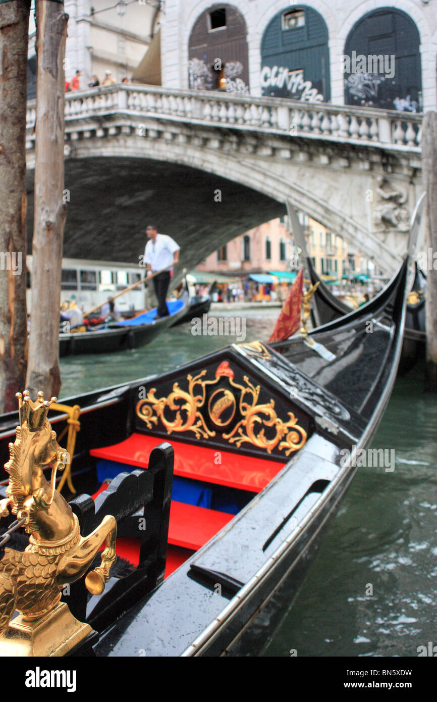 Nahaufnahme von einer Gondel vor Rialto Bridge, Venedig, Italien Stockfoto