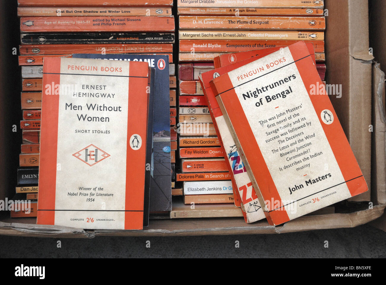 Pinguin-Taschenbücher in einem Antiquariat in Edinburgh. Stockfoto