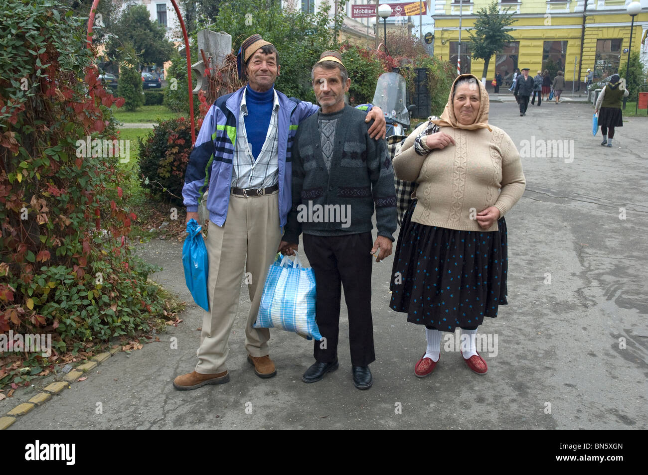 Rumänische Landbevölkerung in alltäglichen Kostüm in der Stadt zum Einkaufen Stockfoto