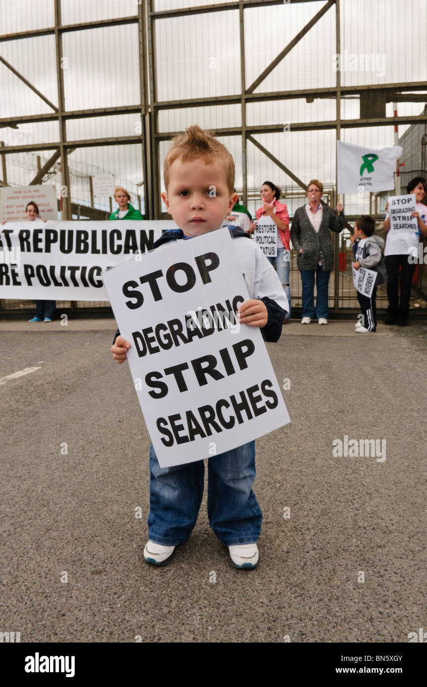 04/Jul/2010, Junge hält Banner sagen Top erniedrigende Leibesvisitationen" als republikanische Gruppe Eirigi über Gefangene Bedingungen im Gefängnis Maghaberry demonstrieren Stockfoto