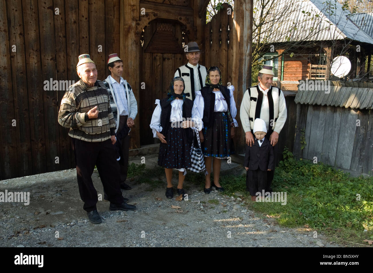 Eine Gruppe von rumänischen Landvolk gekleidet In Sunday Best Stockfoto