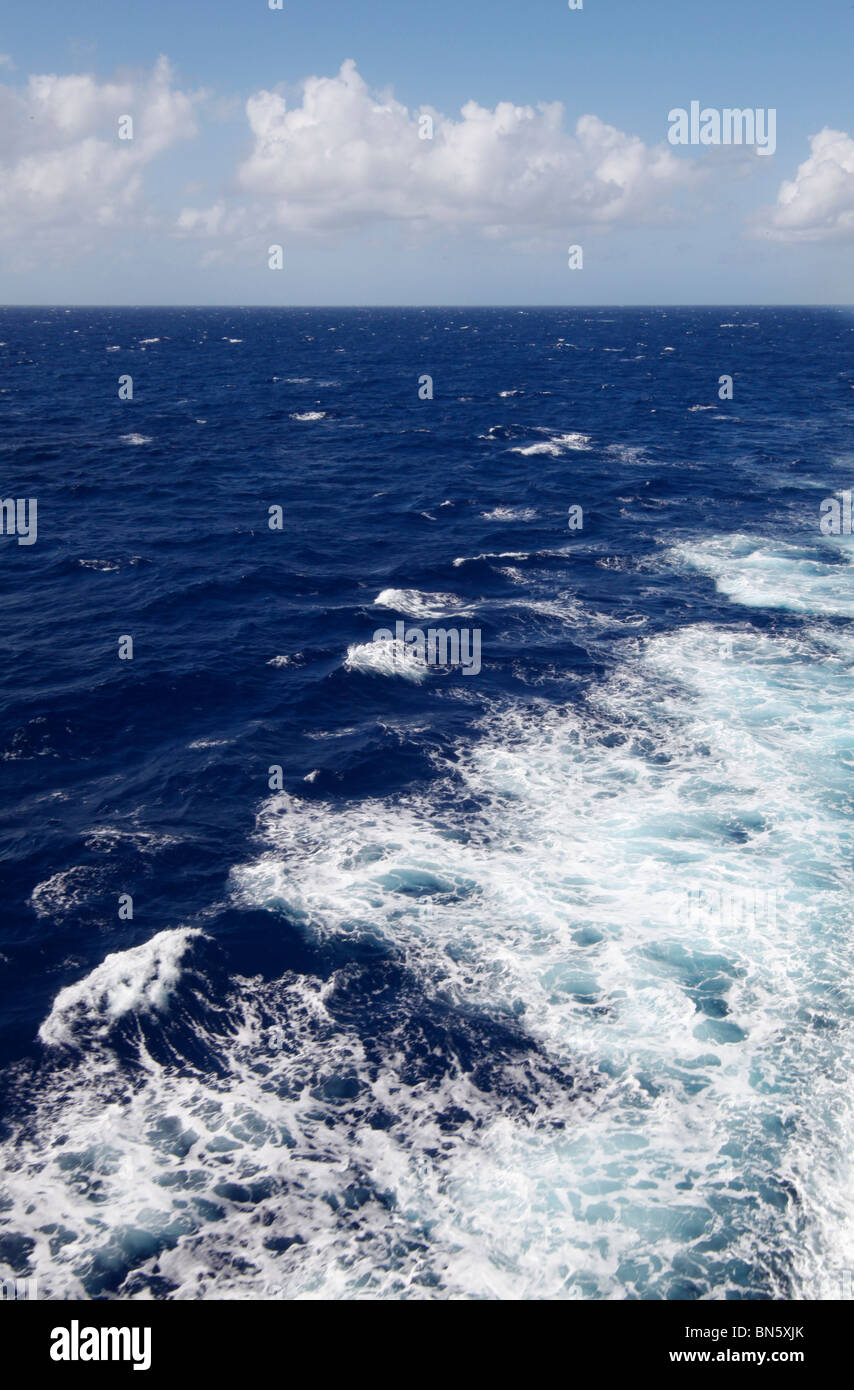 Weck aus Schiff am Pazifischen Ozean Stockfoto