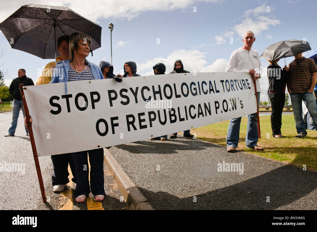4. Juli 2010, HMP Maghaberry republikanische Gruppe Eirigi halten einen Banner "Stop psychischen Folter der republikanischen Kriegsgefangenen" zu sagen, wie sie über Gefangene Bedingungen zeigen Stockfoto