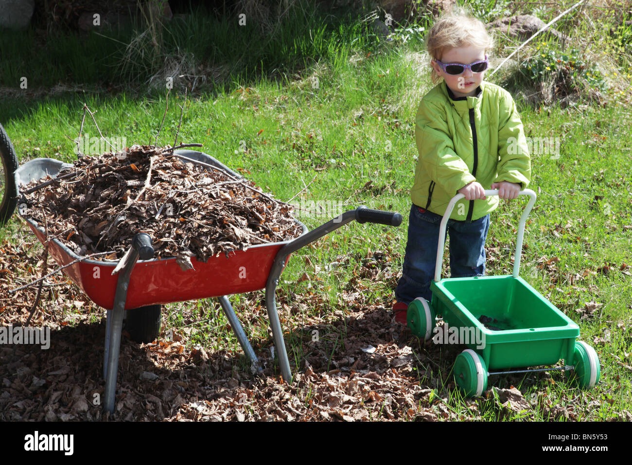 Kleinkind Madchen Im Garten Mit Kunststoff Wagen Spielzeug Herbst