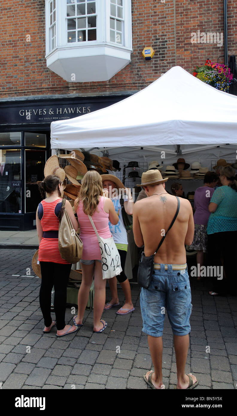Winchester-Hut-Messe eine jährliche Veranstaltung Winchester Hampshire UK Jugendliche kaufen Hüte aus einem Stall drausen die berühmten Schneider Giev Stockfoto