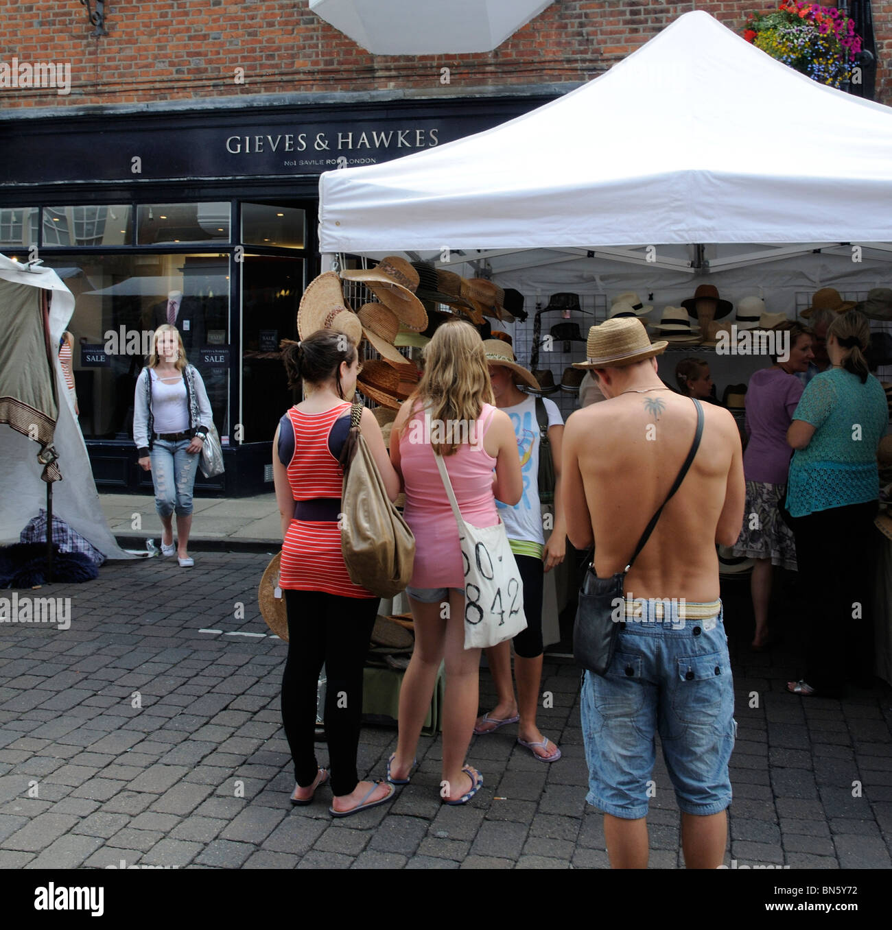 Winchester-Hut-Messe eine jährliche Veranstaltung Winchester Hampshire UK Jugendliche kaufen Hüte aus einem Stall drausen die berühmten Schneider Giev Stockfoto