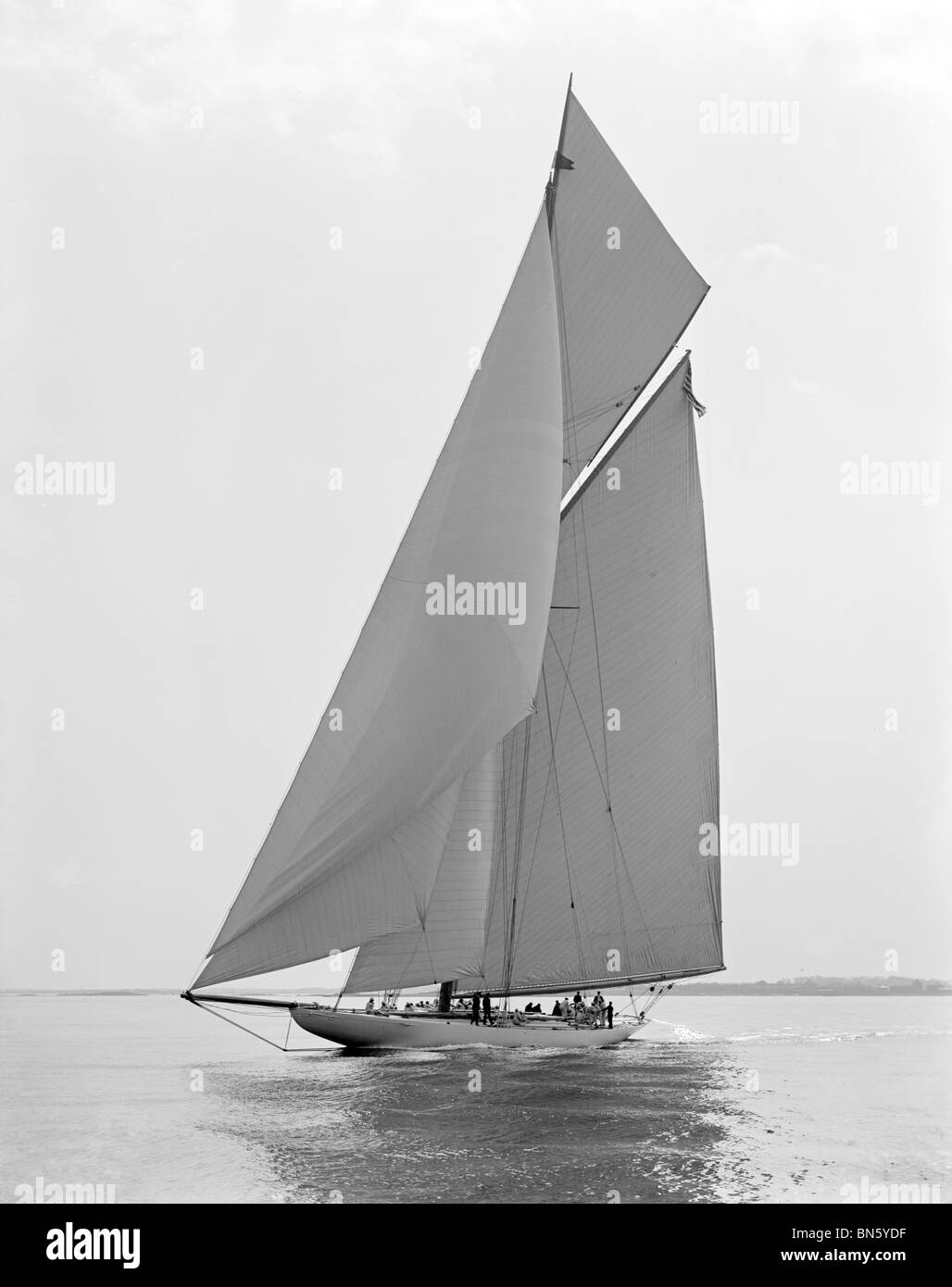 Abhängigkeit der Yacht unter Segel - 1903 Amerikas Cup-Verteidiger Stockfoto