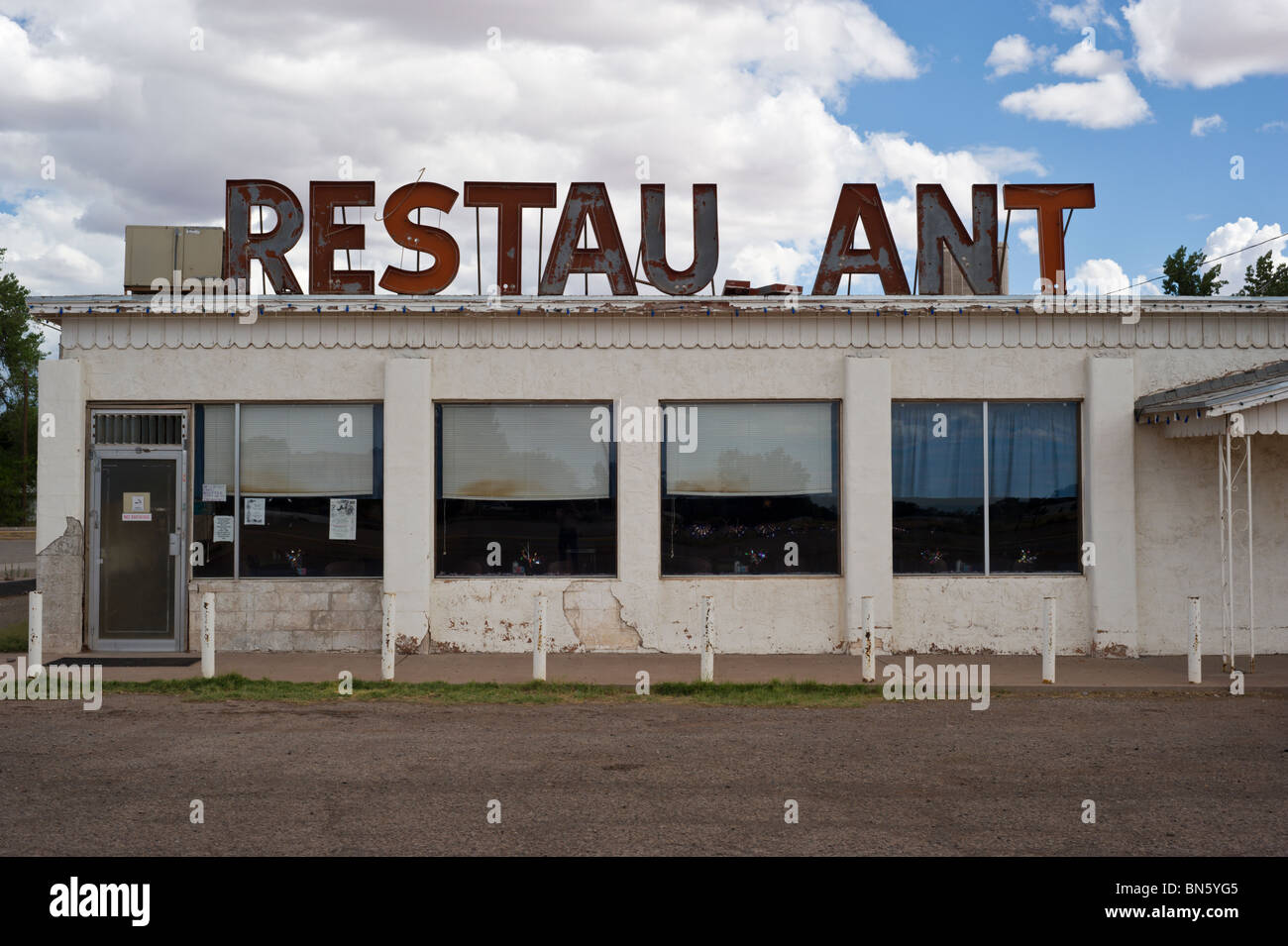 Ein altes Restaurant verblasst in Geschichte in Tularosa, New Mexico. Stockfoto