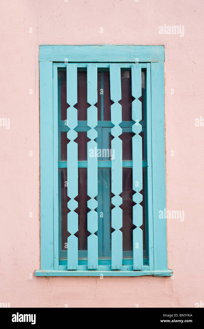 Lackiert in traditionellen blau Böse in Schach zu halten, ist dieses alte Fenster ein Adobe-Wand eingelassen in Tularosa, New Mexico gefunden. Stockfoto