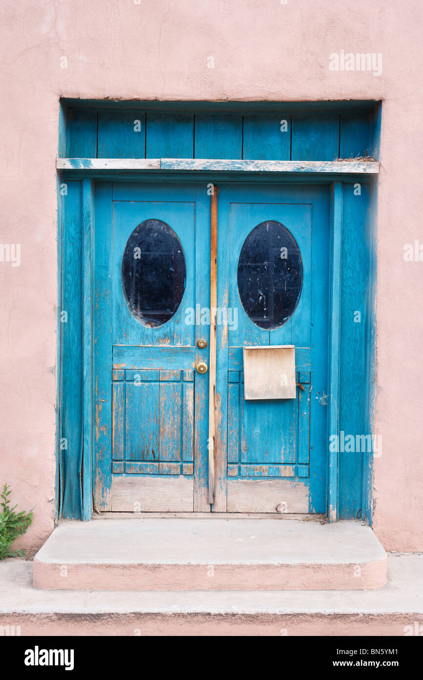 Lackiert in traditionellen blau Böse in Schach zu halten, ist diese alte Tür in eine Adobe-Wand in Tularosa, New Mexico gefunden. Stockfoto