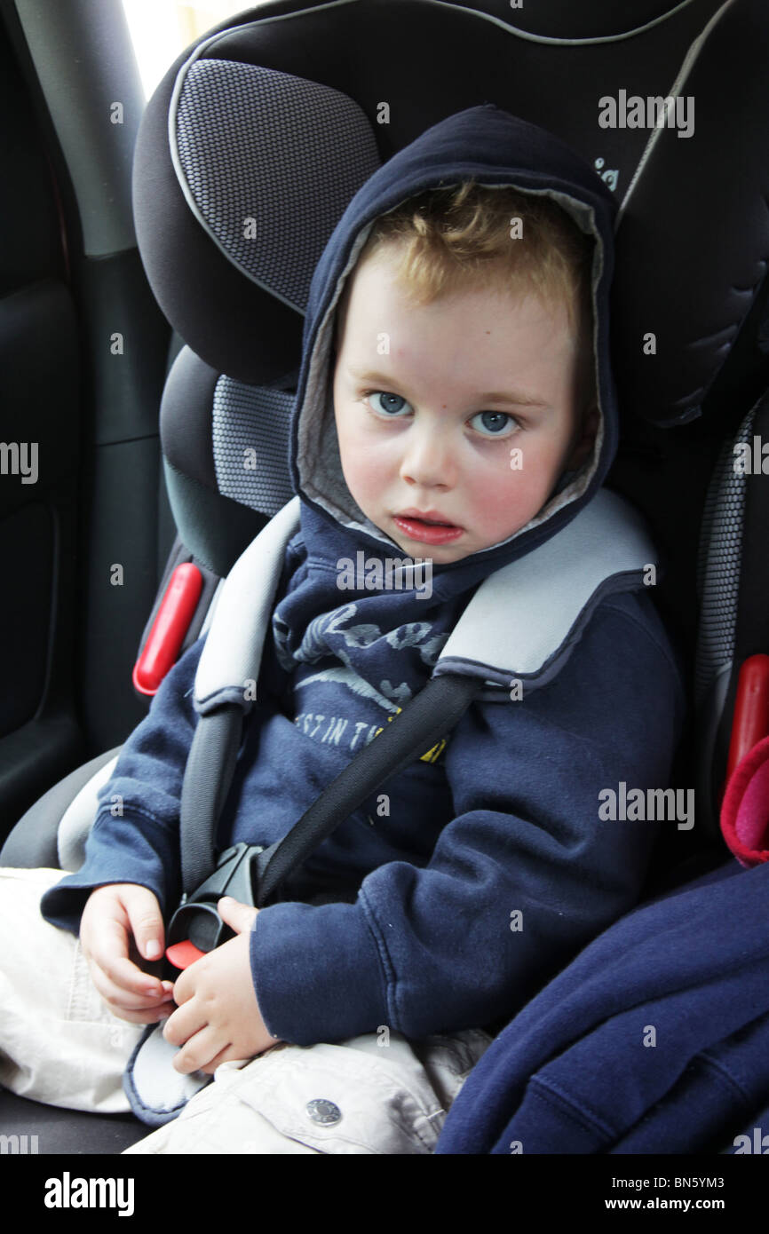 Junge Kleinkind saß in einem Kindersitz mit Gürtel hergerichtet Modell  veröffentlicht Stockfotografie - Alamy