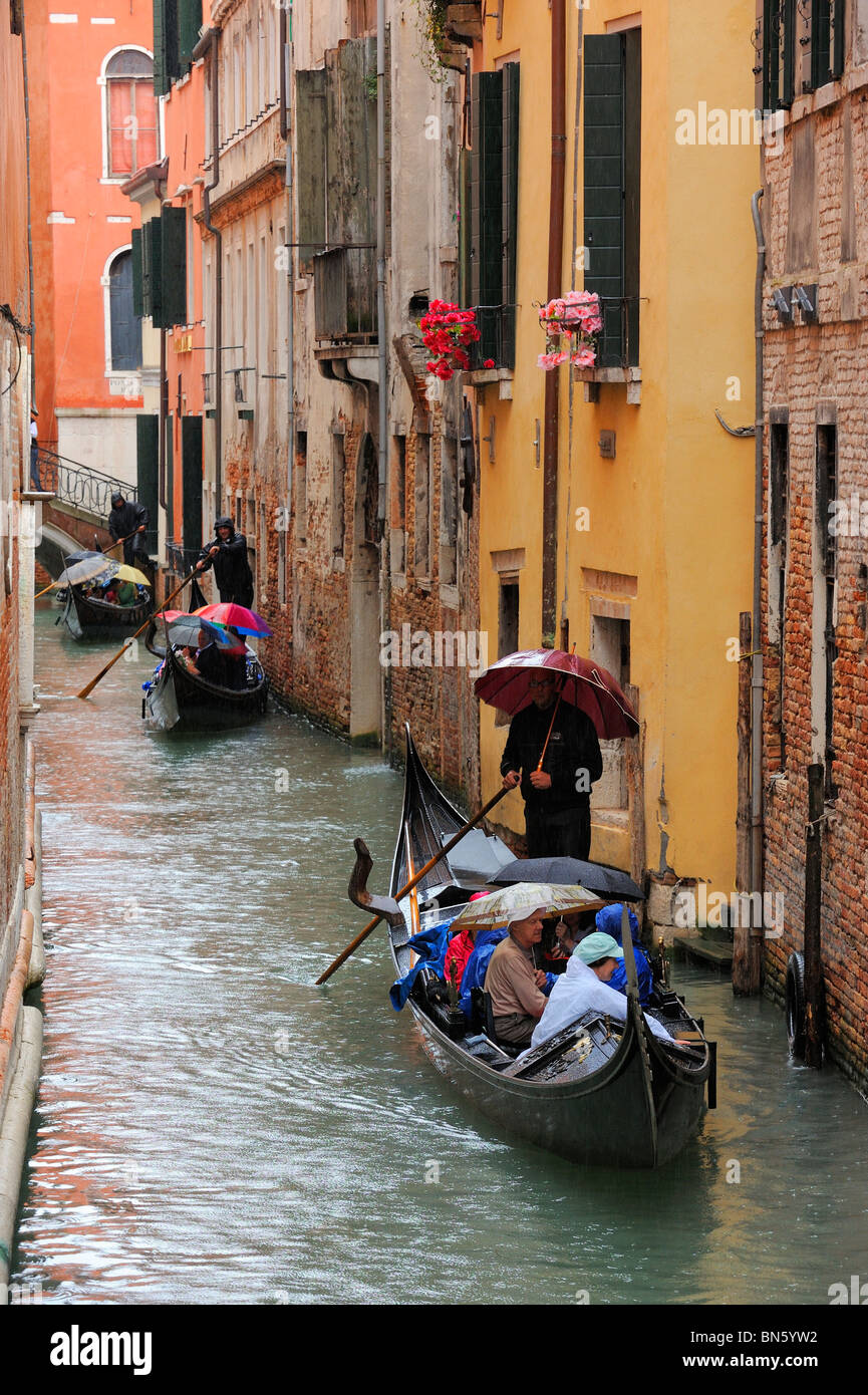 Gondolieri, die Navigation durch die schmalen Kanäle von Venedig Stockfoto