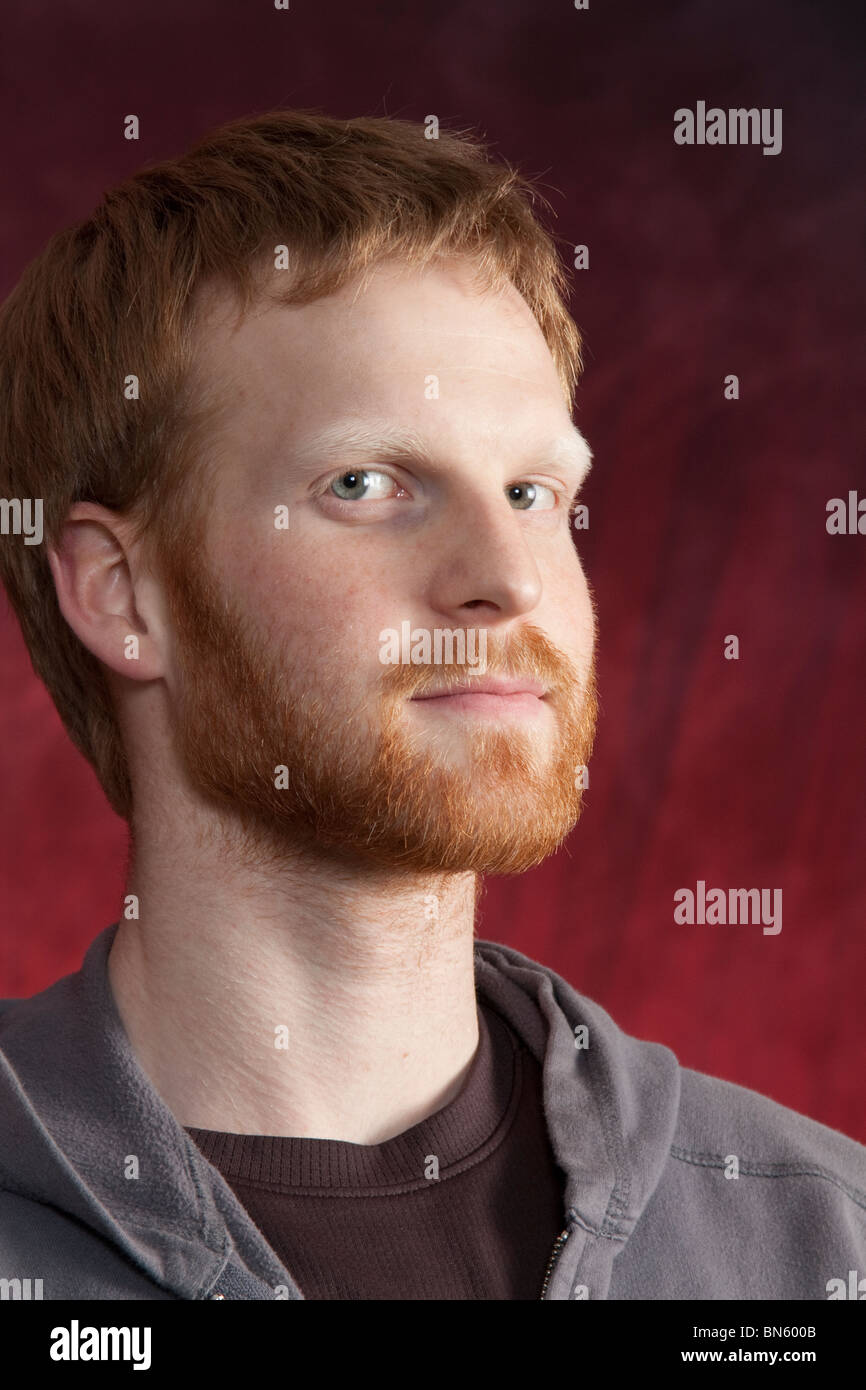 Schweren roten dunkelhaarigen Mann mit Bart im studio Stockfotografie -  Alamy