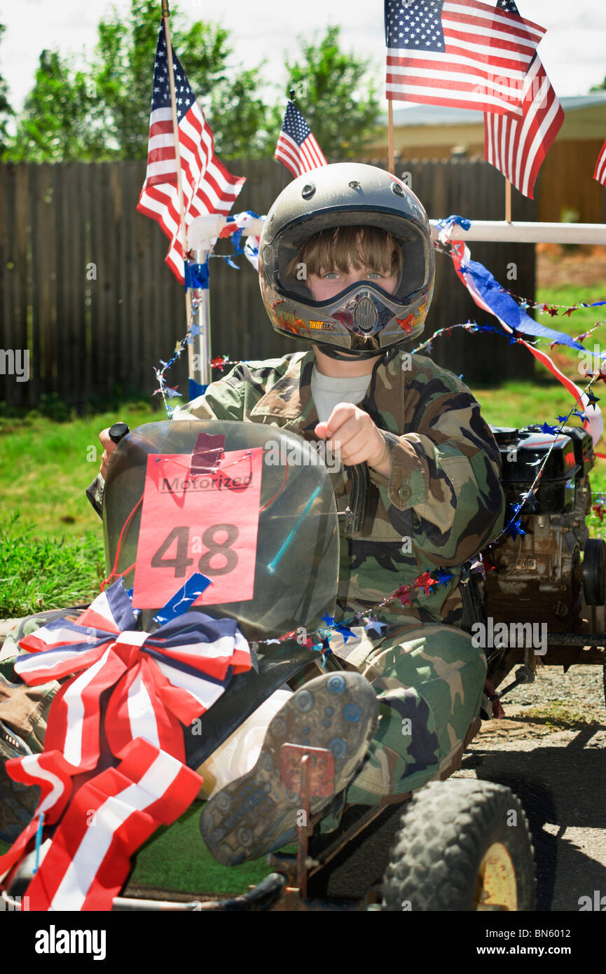 Diese patriotische Youngster Drehzahl-Up ein Go-Kart zur Teilnahme an der 4. Juli Parade in Capitan, New Mexico. Stockfoto