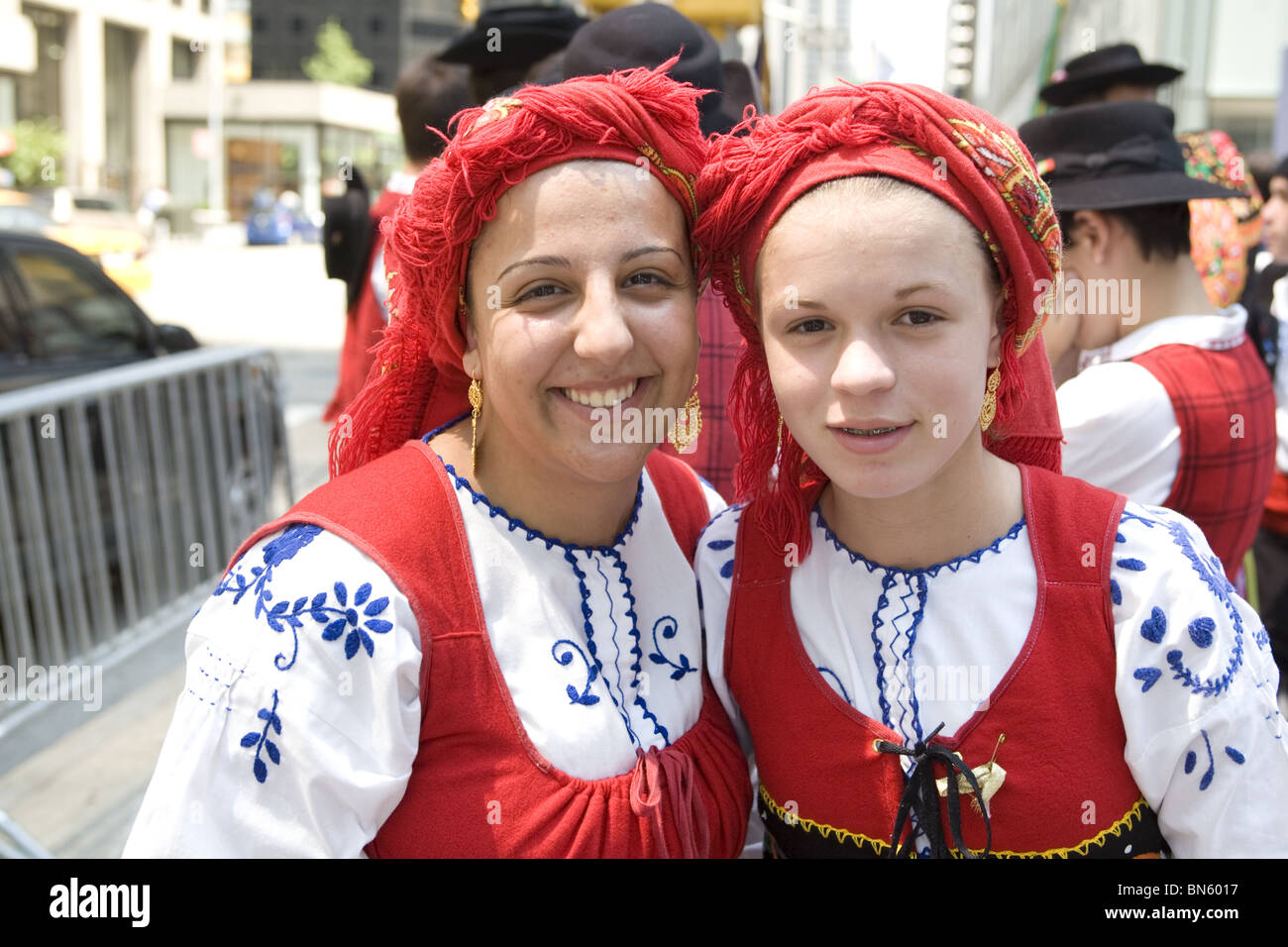 Internationalen Einwanderer Parade, New York: Mutter und Tochter in Folk Kleid Vertretung der portugiesischen Gemeinschaft in New York. Stockfoto