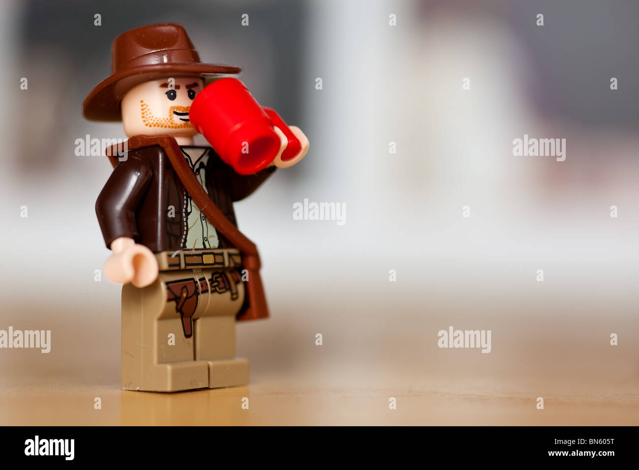 LEGO Indiana Jones von einem roten Becher Kaffee trinken Stockfoto