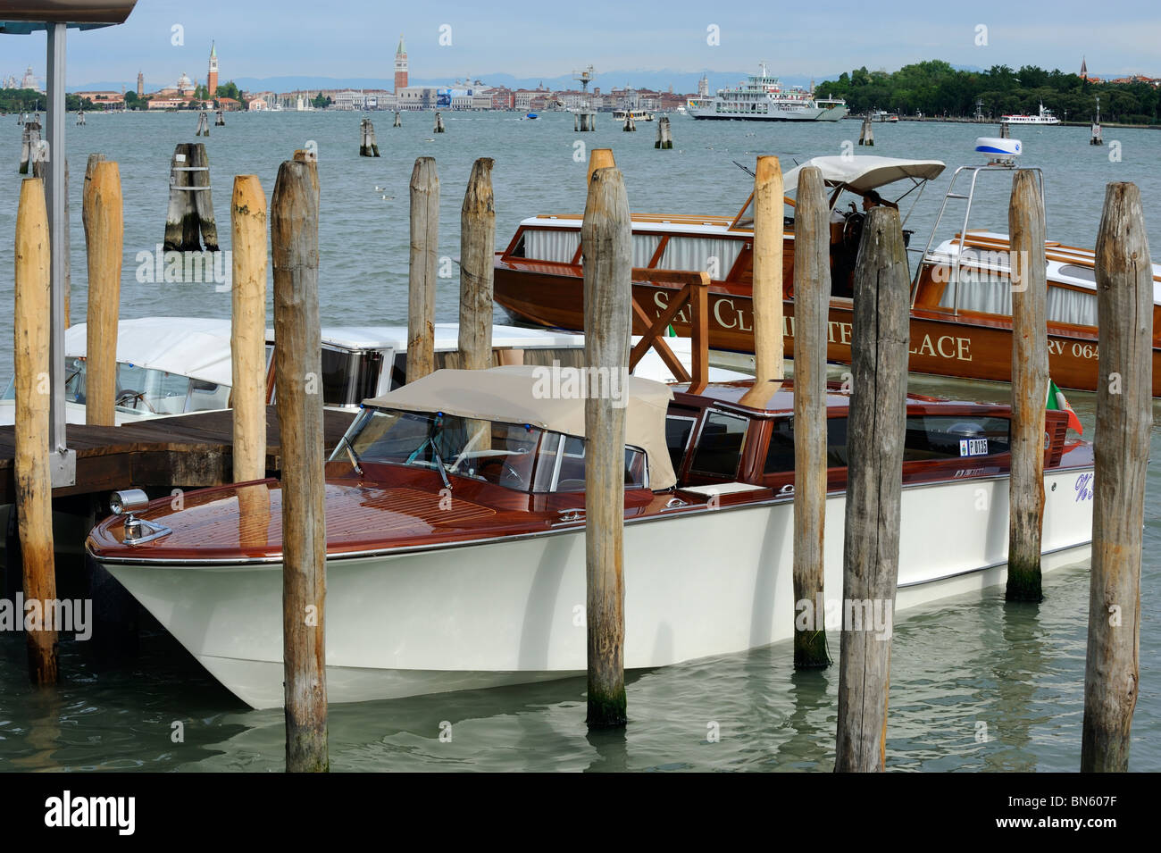 Motorboote, festgemacht an der Riviera Santa Maria Elisabetta am Lido von Venedig Stockfoto