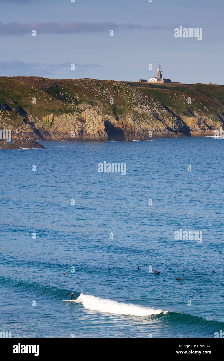 Surfer Reiten Wellen bei Baie des Trepasses (Dead Men es Bay), Pointe du Raz, Kap Sizun, Finistere Region, Bretagne, Frankreich Stockfoto