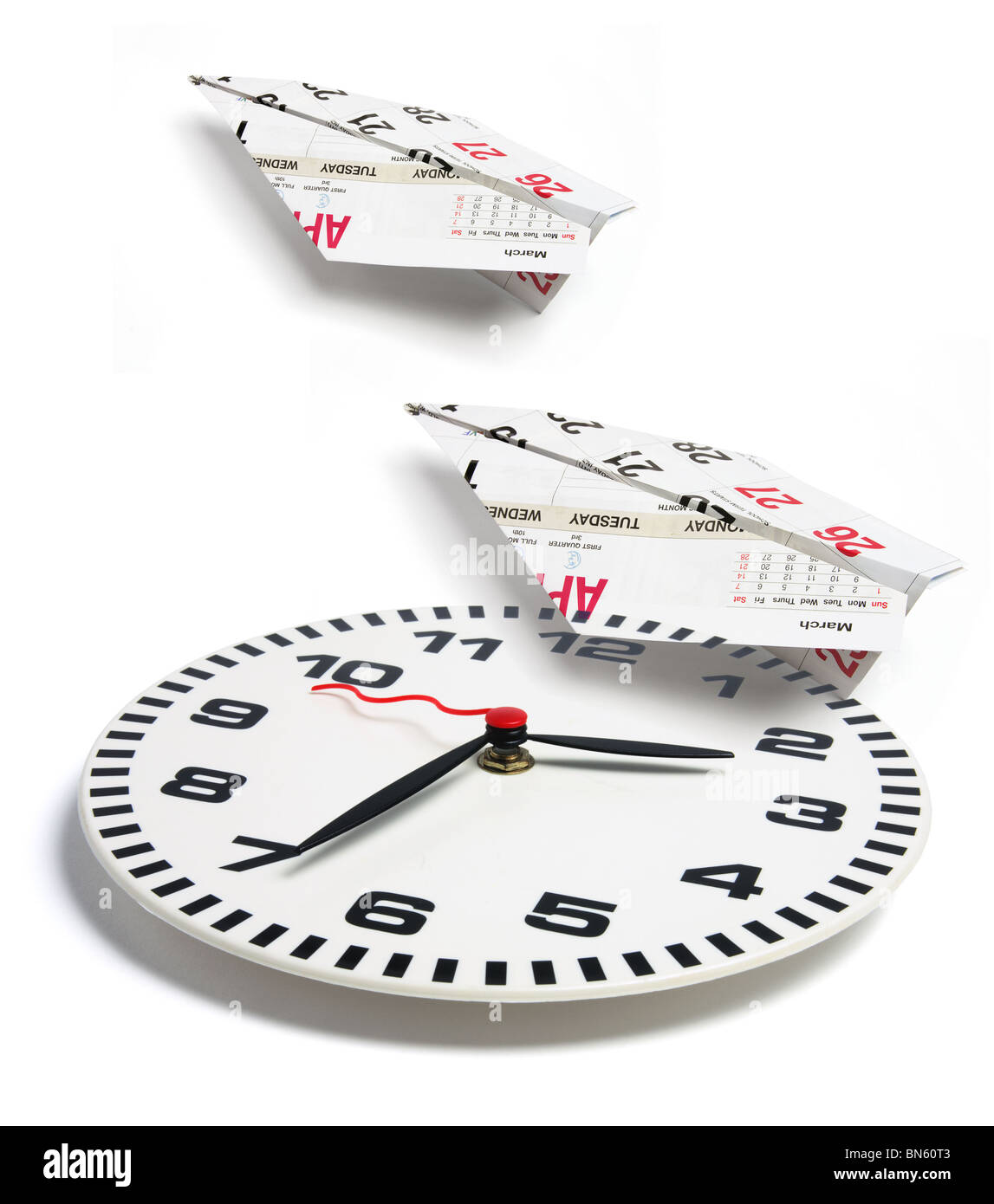 Uhr und Papierflieger Stockfoto