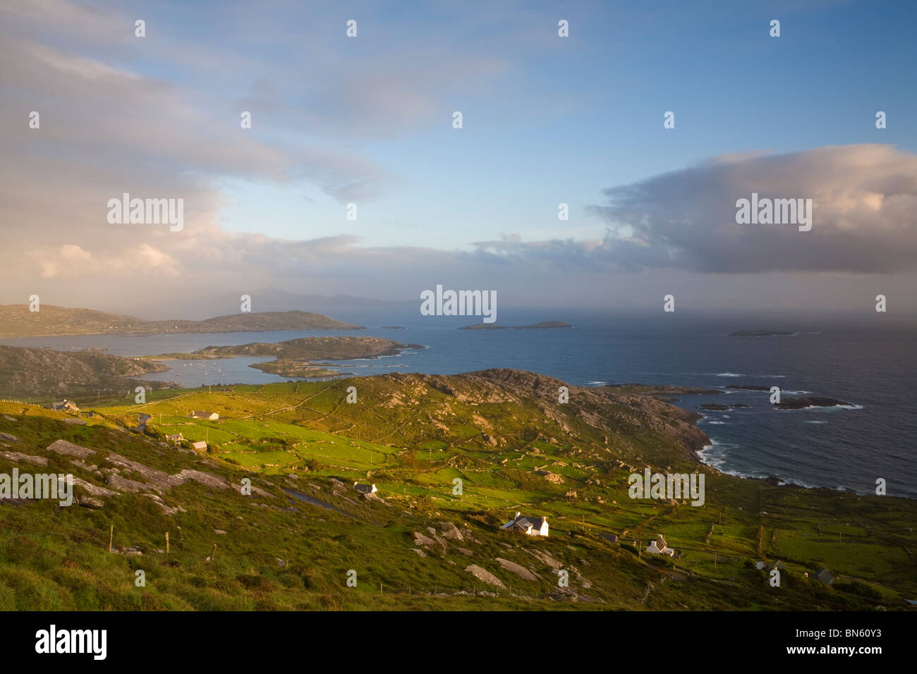 Schroffe Küstenlandschaft bei Sonnenuntergang, beleuchtet, Derrynane Bay, Iveragh-Halbinsel, Ring of Kerry, Co. Kerry, Irland Stockfoto