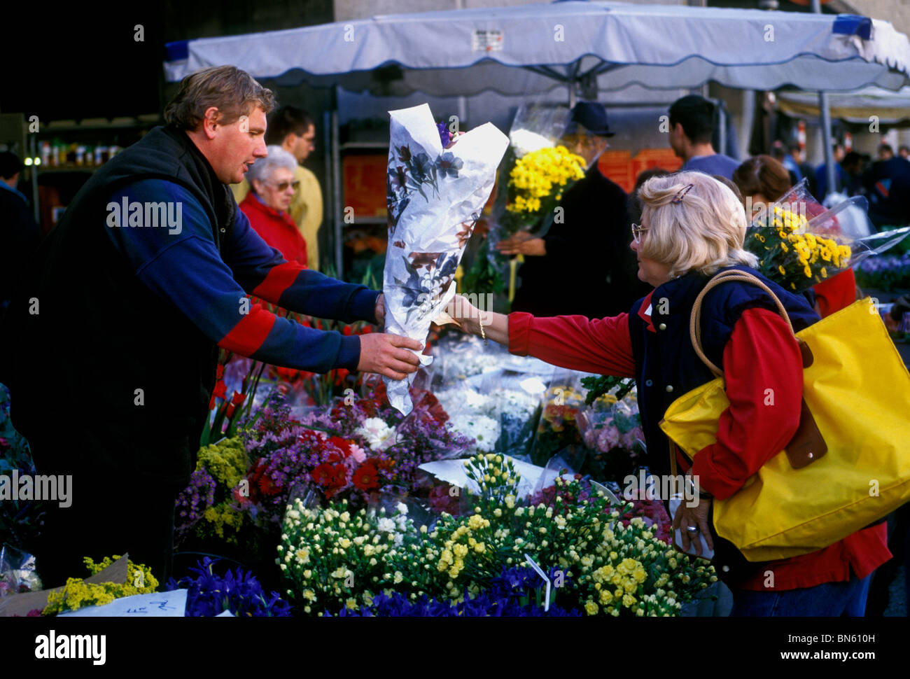 Belgier, erwachsenen Mannes Blume Lieferanten, Verkauf von Blumen, MIDI-Markt, Gare du Midi, Stadt von Brüssel, Brüssel, Region Brüssel-Hauptstadt, Belgien Stockfoto
