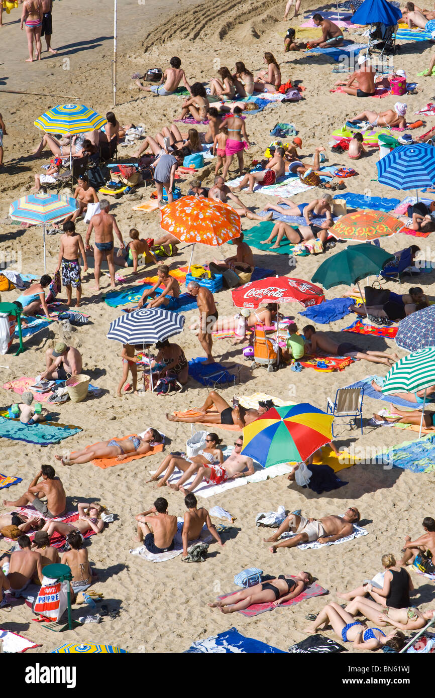 Touristen nehmen Sie ein Sonnenbad entlang der berühmten Grand Plage, Biarritz, Pyrenees Atlantiques, Aquitaine, Frankreich Stockfoto