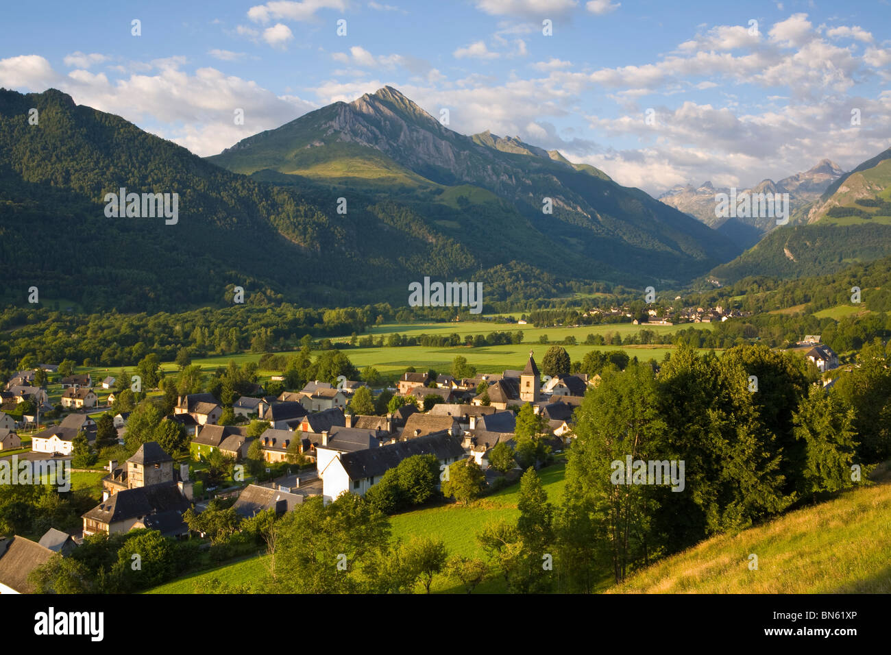 Morgenlicht erhellt das charmante Dorf d'Aucun, Hautes-Pyrénées, Frankreich Stockfoto