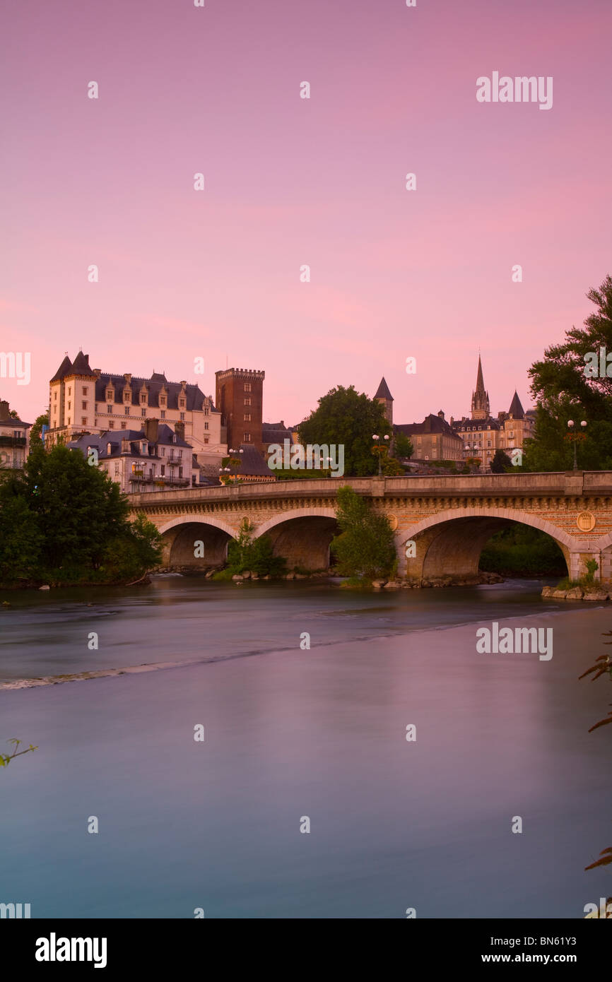 Chateau de Pau beleuchtet in der Abenddämmerung, Pau Pyrenees-Atlantiques, Frankreich Stockfoto