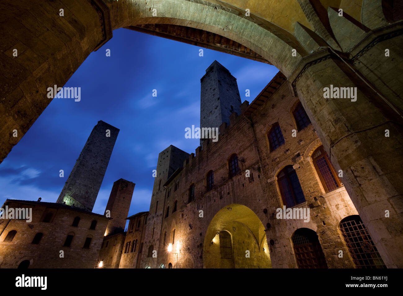 Die berühmten Türme von San Gimignano beleuchtet in der Abenddämmerung, San Gimignano, Toskana, Italien Stockfoto