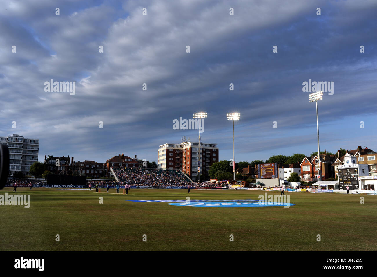 T20 20 zwanzig beleuchtete Cricket-Match in Hove County Ground in Sussex UK Stockfoto