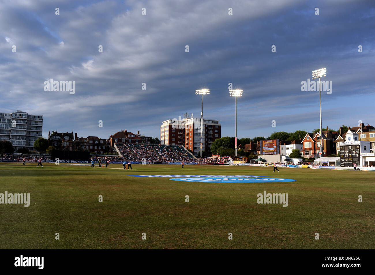 T20 20 zwanzig beleuchtete Cricket-Match in Hove County Ground in Sussex UK Stockfoto