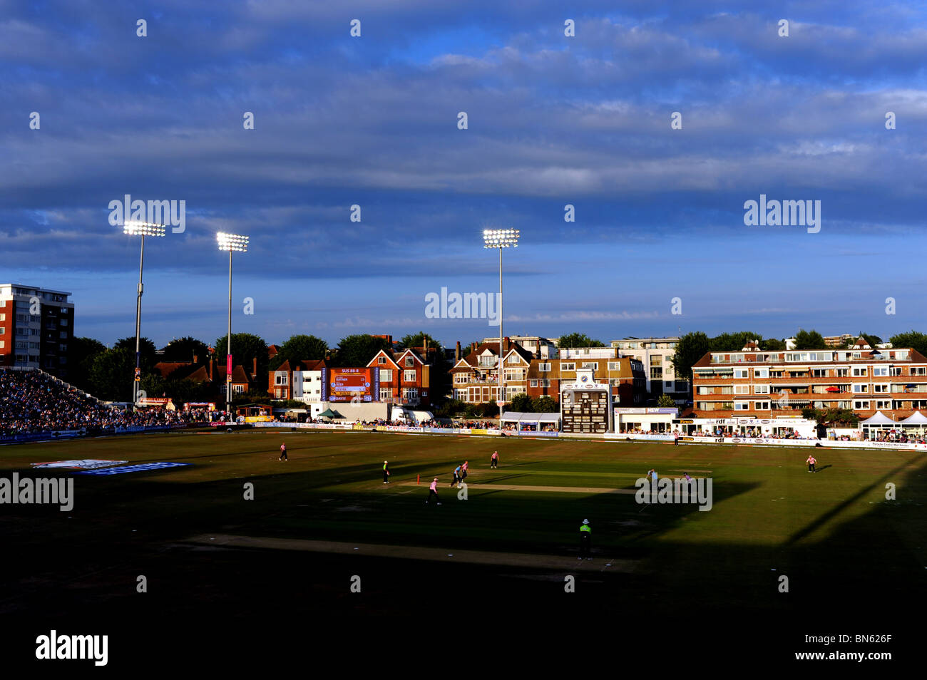 T20 20 zwanzig beleuchtete Cricket-Match in Hove County Ground in Sussex UK Stockfoto