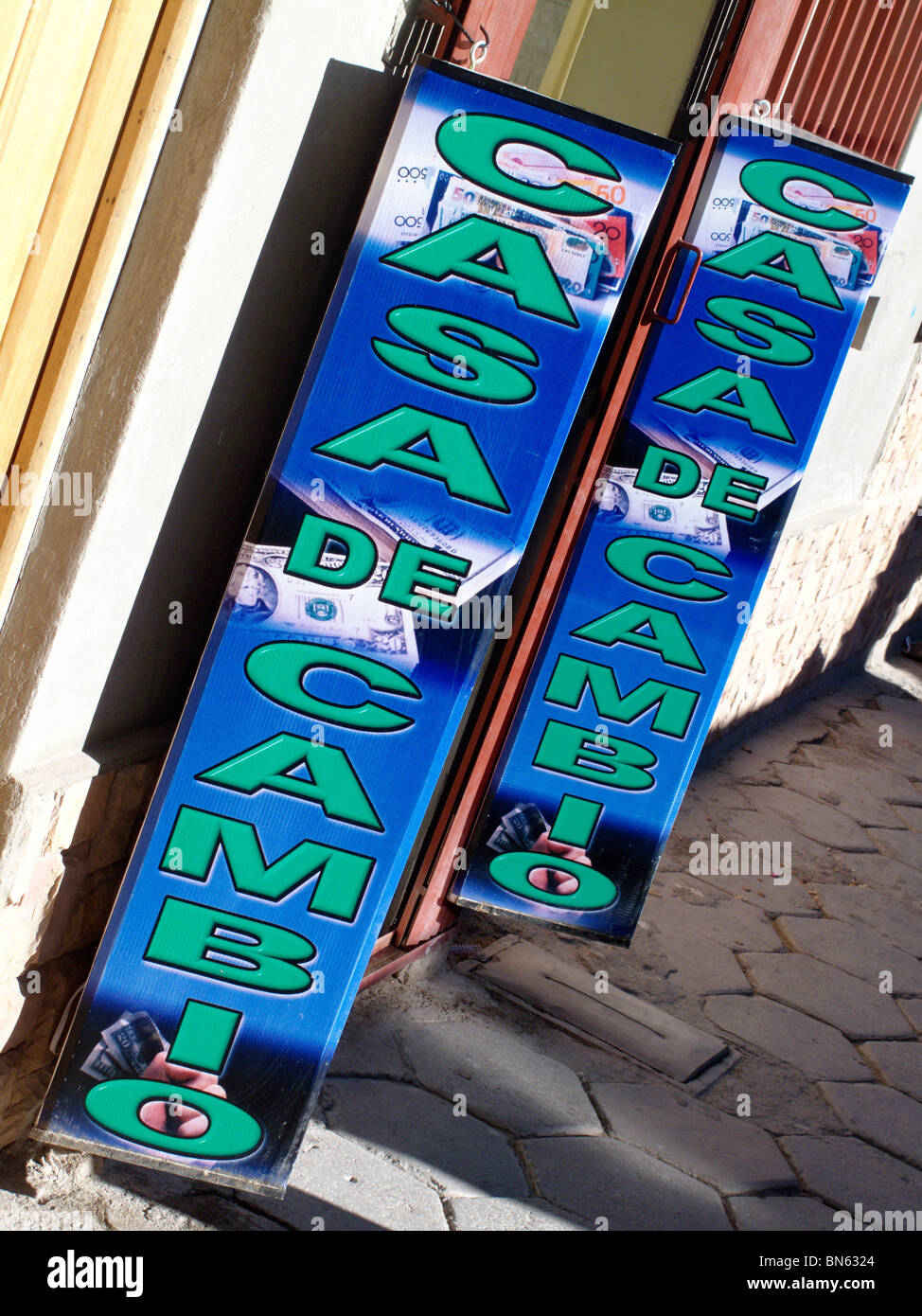 Zeichen für ein Geld Austausch oder Bureau de Change oder Casa de Cambio in Uyuni in Bolivien Stockfoto