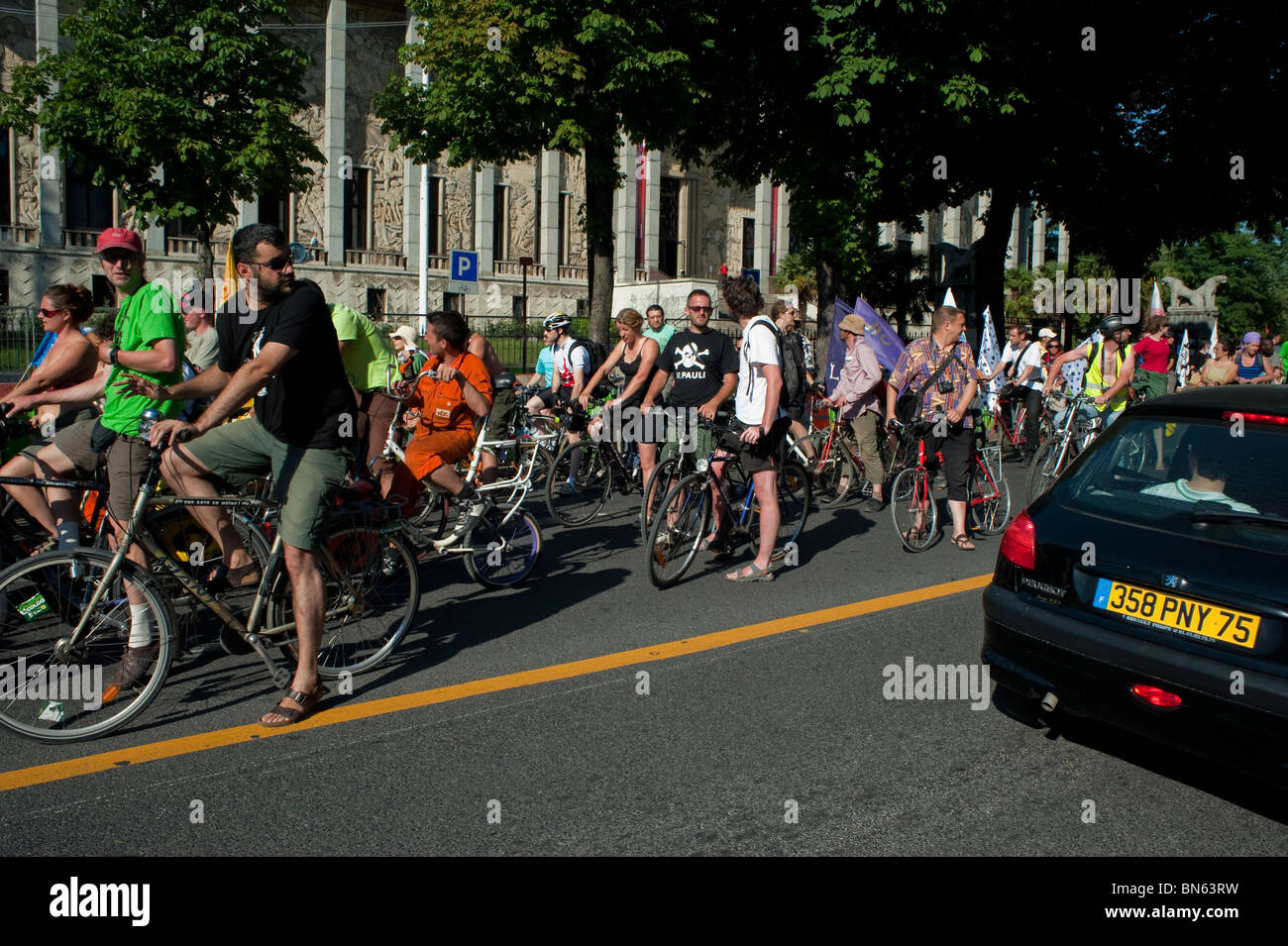 Paris, France, Large Crowd People, Cycling, Street Scene, Demonstration of Environmental Bicyclists militants Campaigning for Use of Bicycle in the City, protests, car bicycles, eco protests Stockfoto
