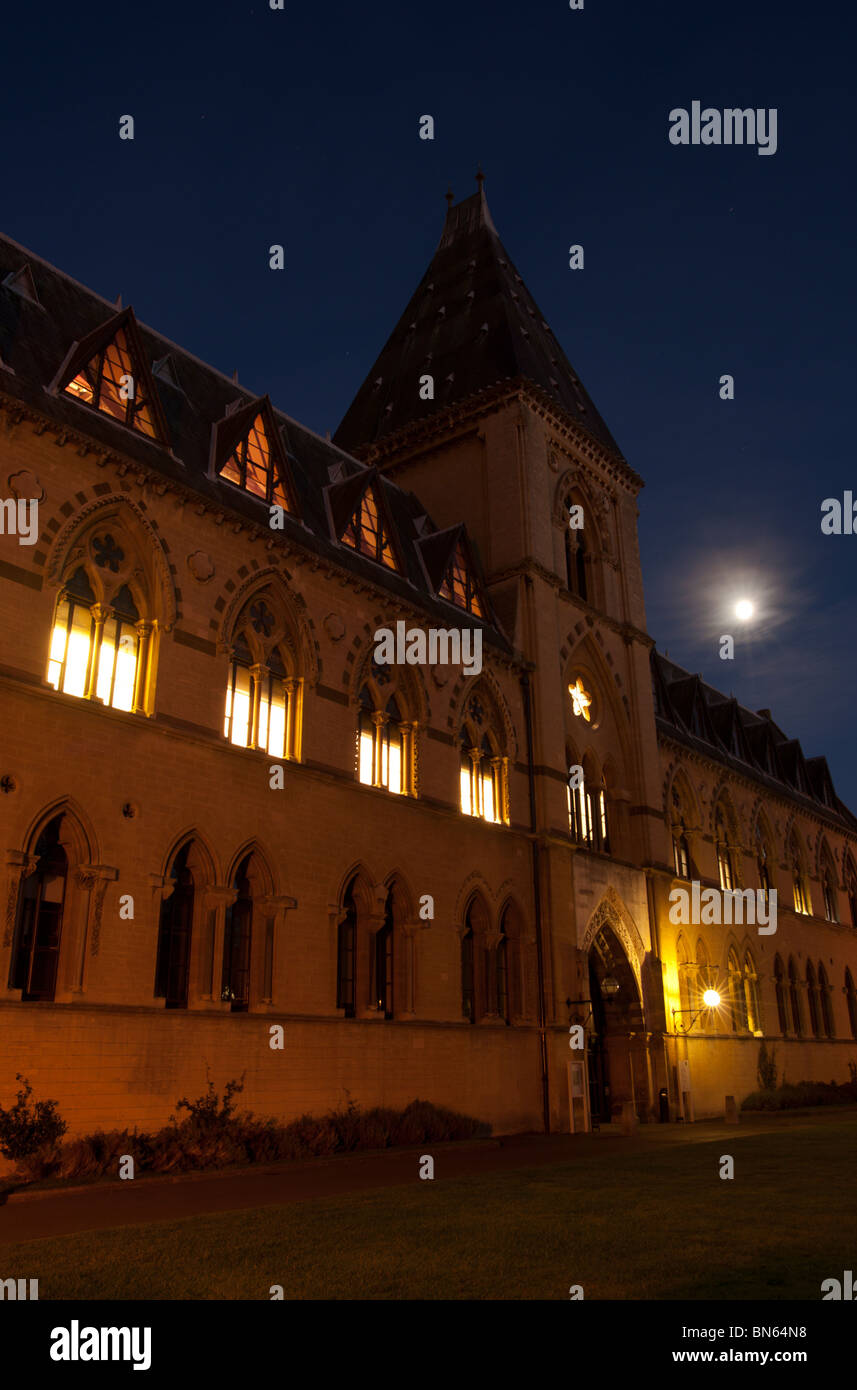 Das neugotische Gebäude von Oxford Natural History Museum in der Abenddämmerung bei Vollmond. Stockfoto