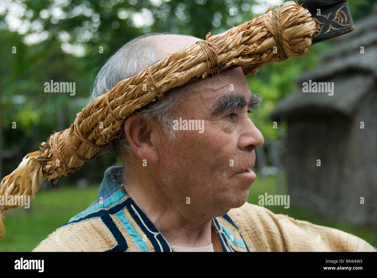 Ein Ainu-Mann trägt seine traditionelle Kopfbedeckung in Hokkaido, Japan. Die Ainu wurden als indigene in 2008 anerkannt. Stockfoto