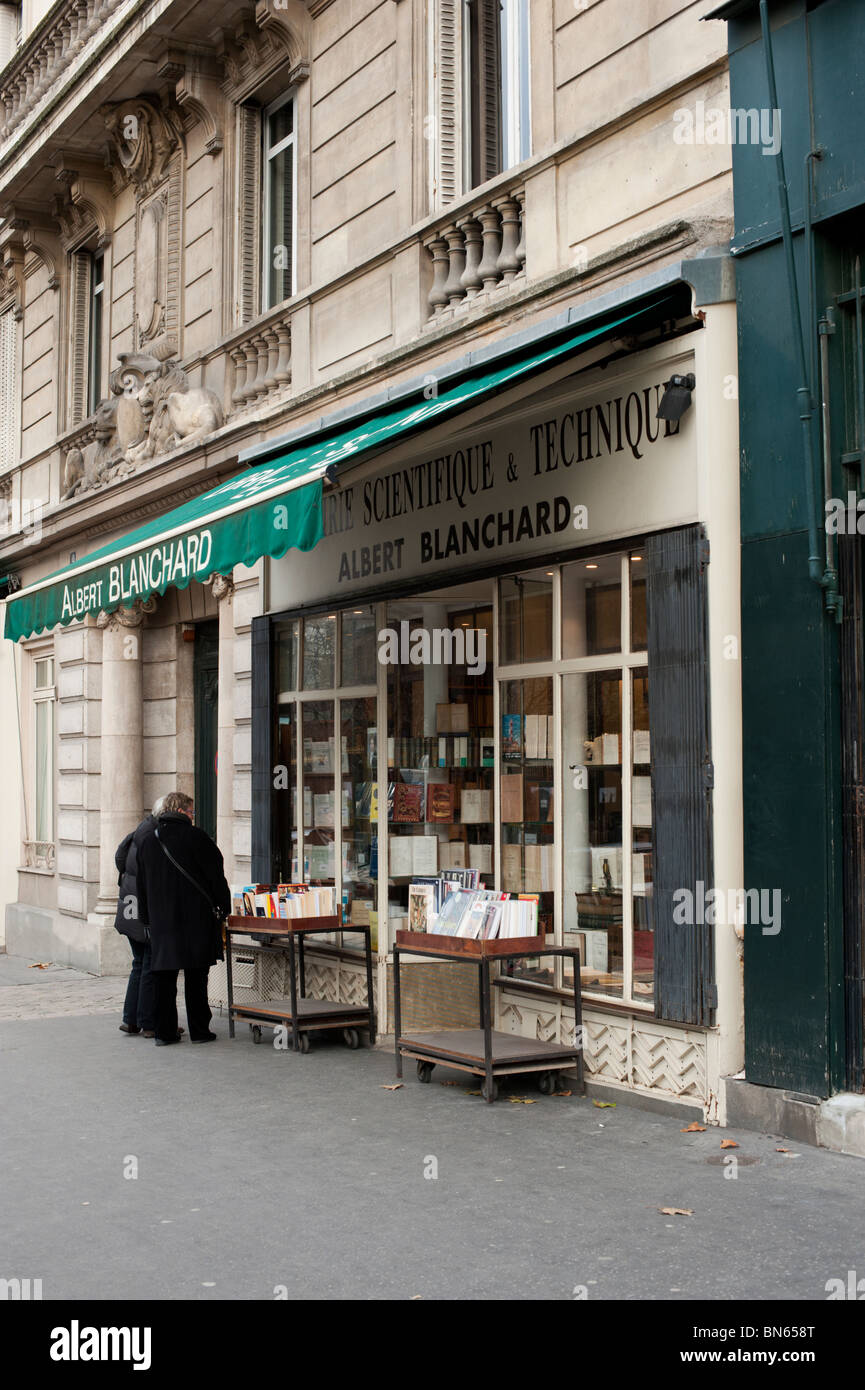 Zwei Personen durchsuchen in der Albert Blanchard-Buchhandlung - spezialisiert auf wissenschaftliche und technische Bücher - in Paris. Stockfoto